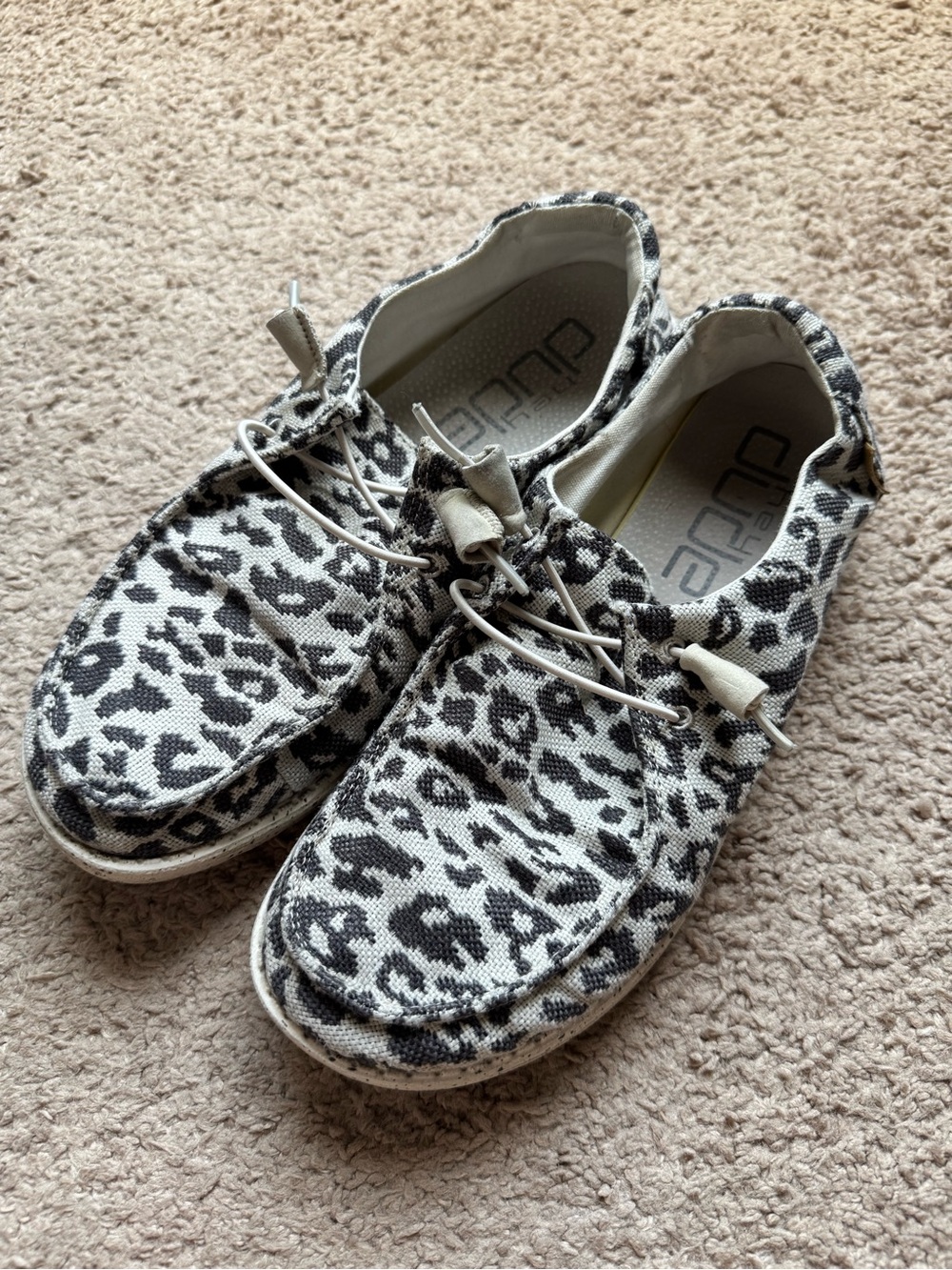 Hey dude women’s Wendy leopard shoes size 10